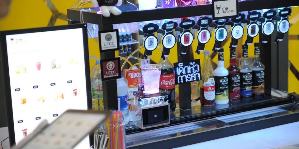นวัตกรรมหุ่นยนต์ผสมเครื่องดื่มของคณะฯ ออกทีวีช่อง MCOT (อสมท) ในงานหอการค้าแฟร์