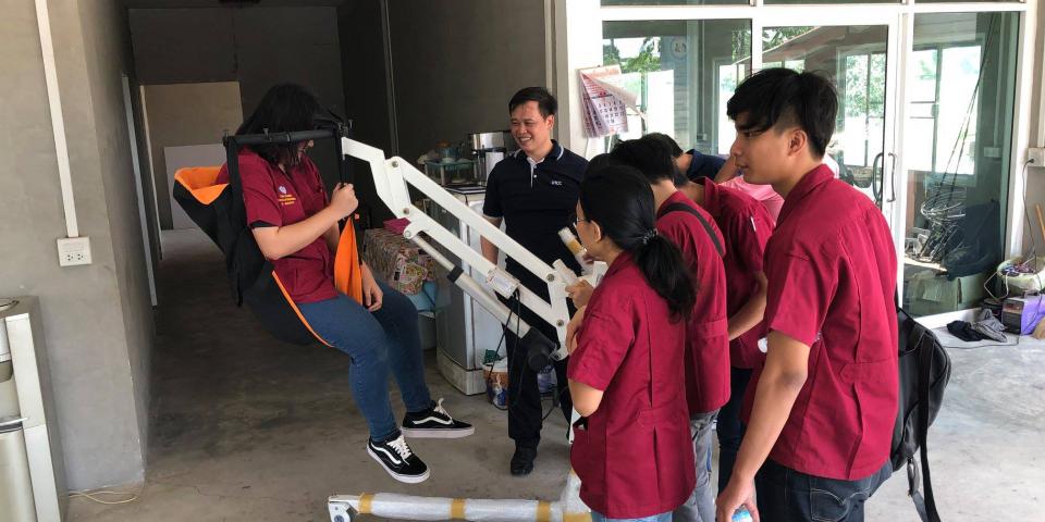 คณาจารย์และนักศึกษาคณะวิศวกรรมศาสตร์ มาดูงานเพื่อจะร่วมโครงการกับมูลนิธิวิศวกรรมกายอุปกรณ์เพื่อคนพิการและผู้สูงอายุแห่งประเทศไทย